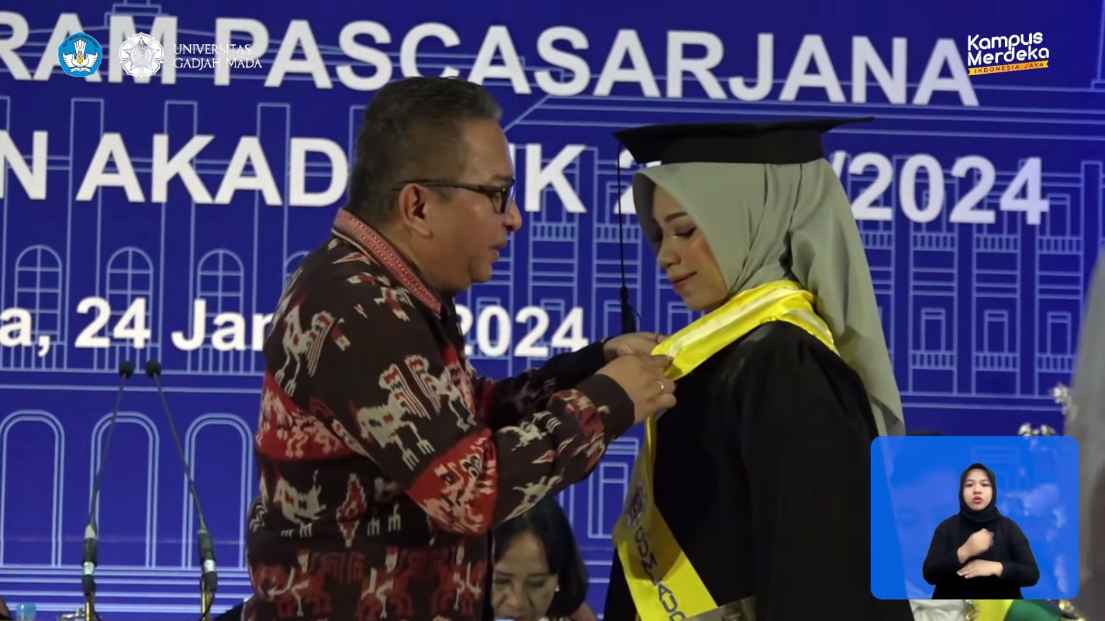 Wisudawati Program S2 MKIK Lulusan Terbaik Dan Tercepat Di Sekolah